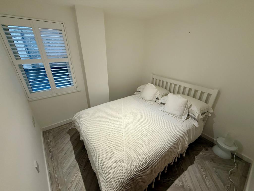 Lot: 85 - WELL PRESENTED TWO-BEDROOM FLAT - Bedroom two